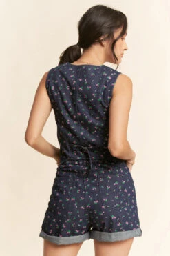 Denim And Floral V-Neck Vest -MODERN MILLIE Shop 00fa0a5934cc4f7b33fe2baef7a2ca658369f8399f4695509c0e4cbf1732b7db