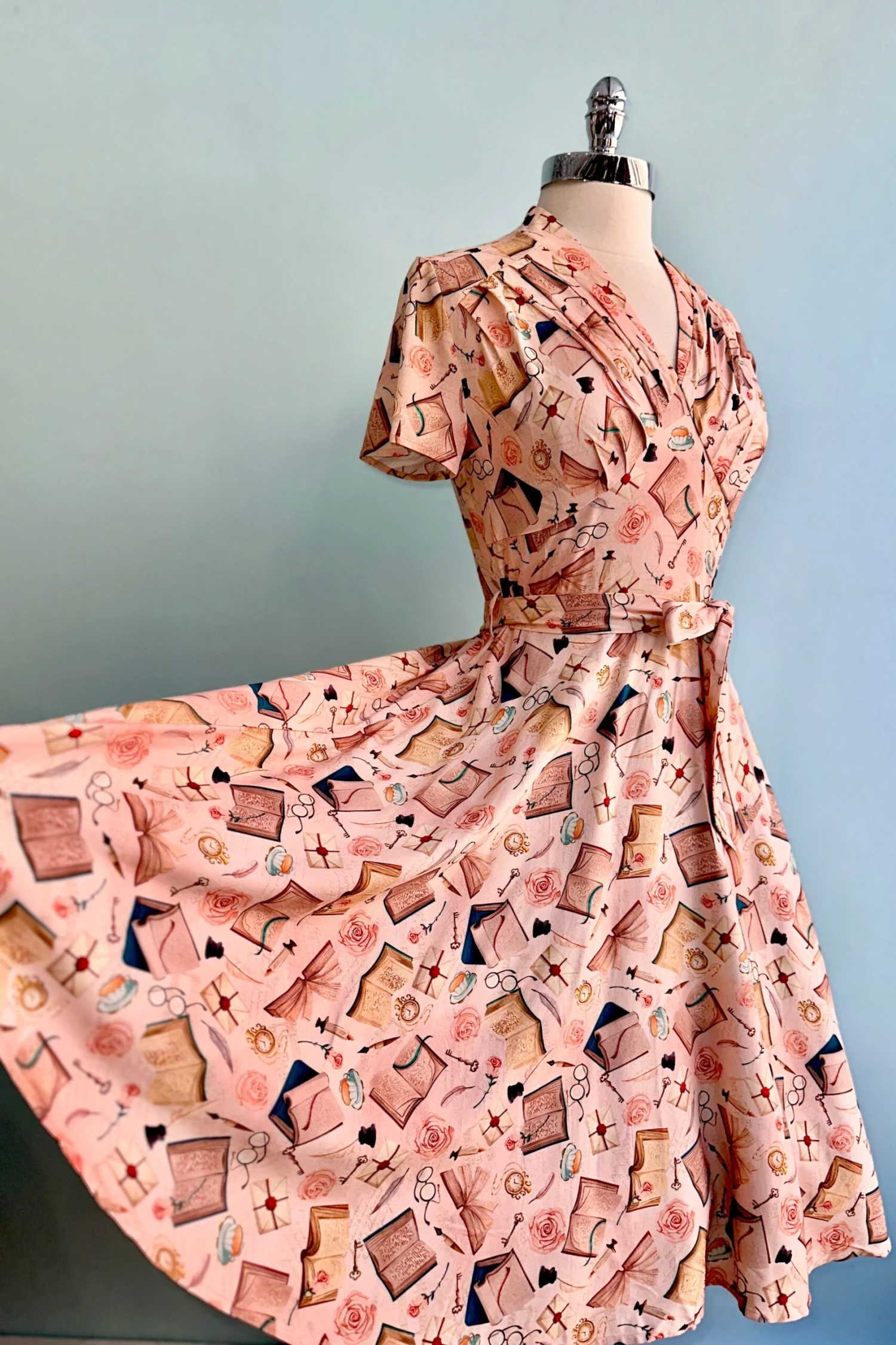 Vintage Books Short Sleeve Rose Dress in Pink by Miss Lulo Vintage Books Short Sleeve Rose Dress In Pink By Miss Lulo -MODERN MILLIE Shop 0FD097C9 86F9 4B4C BF5A ACBA71D6498E scaled