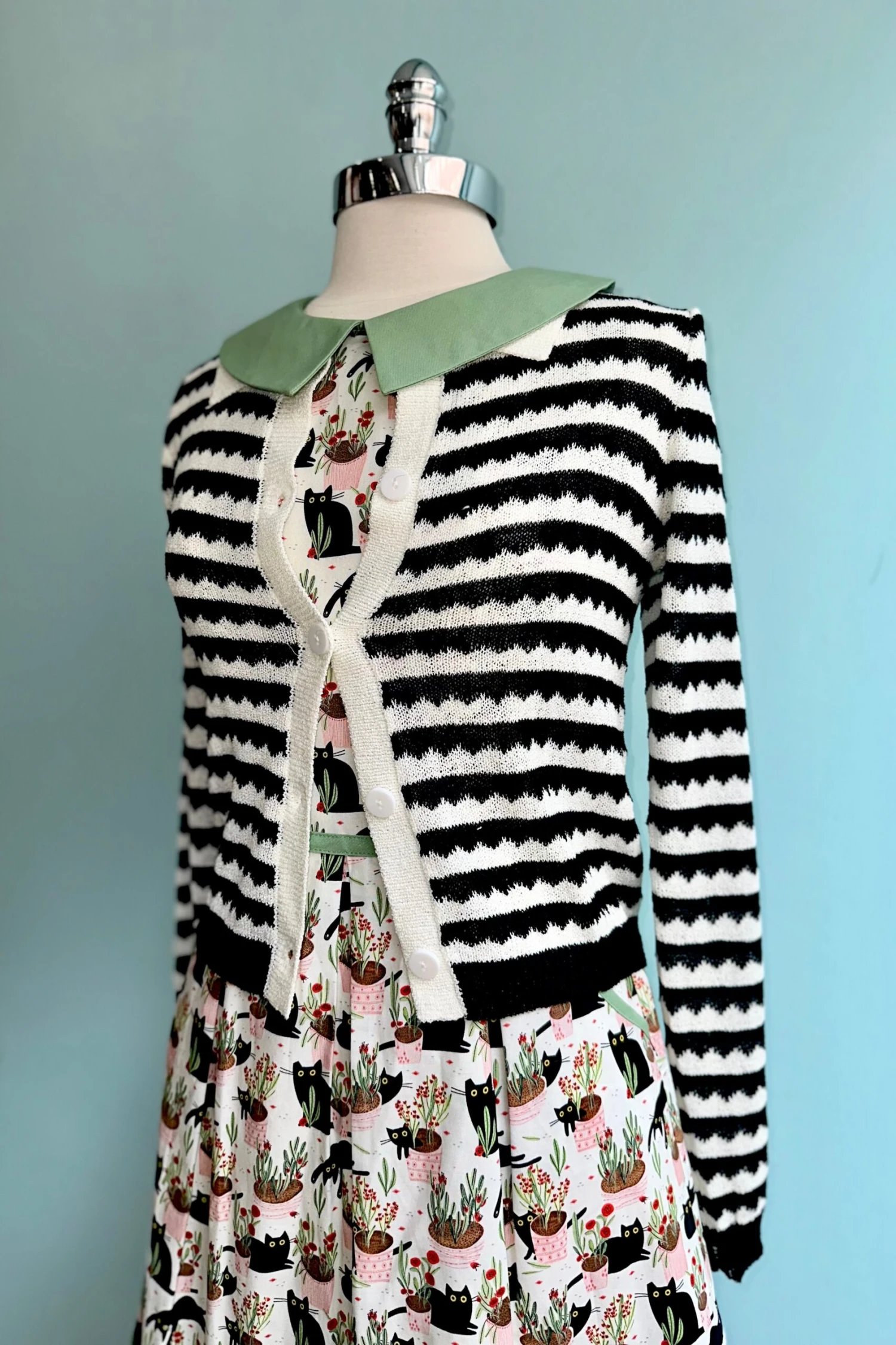 Black and White Cropped Collared Cardigan by Compania Fantastica Black And White Cropped Collared Cardigan By Compania Fantastica -MODERN MILLIE Shop 1874479A D632 4DAA 8F2B C3CDE93EBB68 scaled