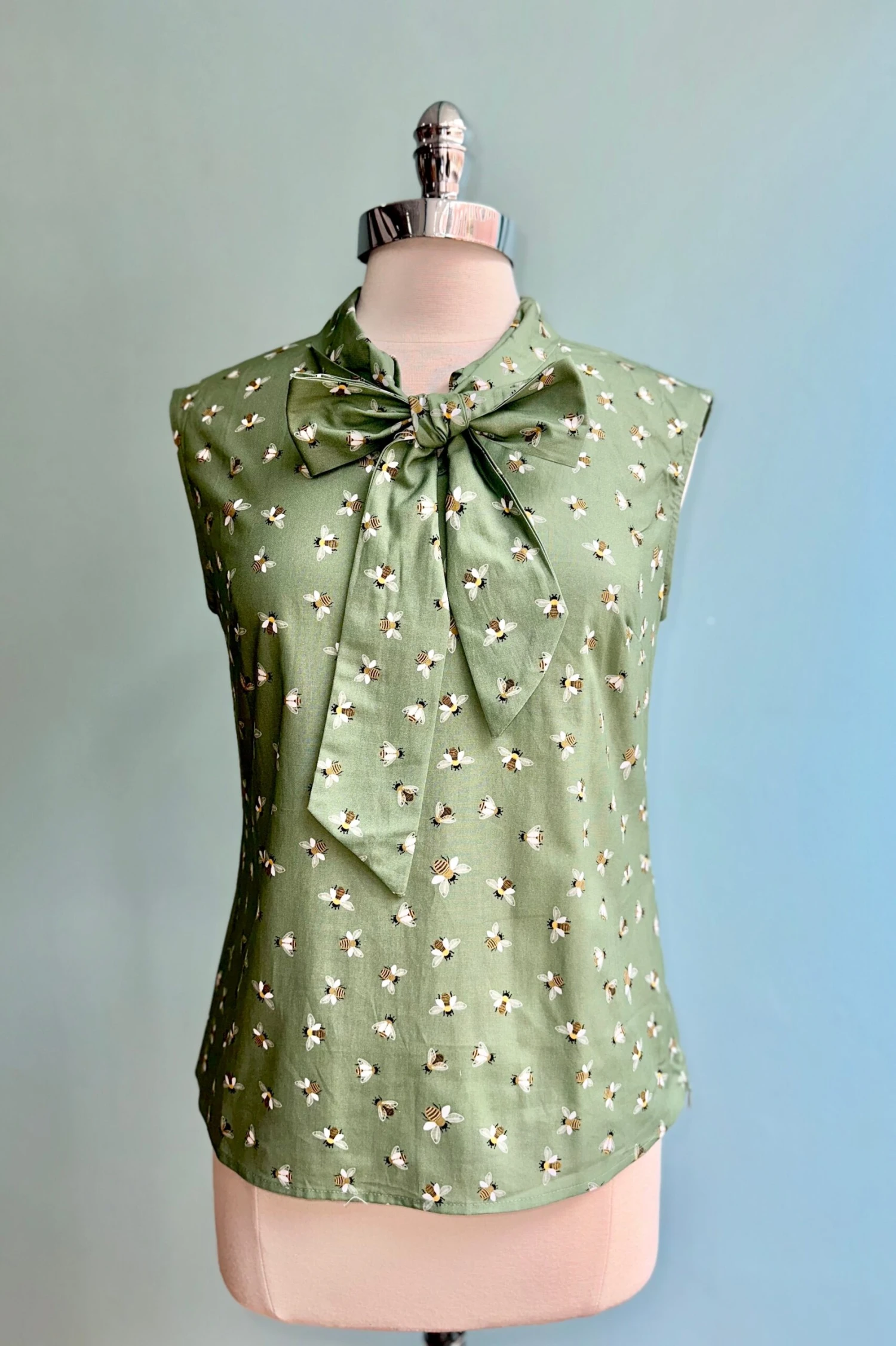 Green Bee Bow Top by Retrolicious Green Bee Bow Top By Retrolicious -MODERN MILLIE Shop 37DF9828 EAA2 496B A3FC D6BCF12A9A53 scaled