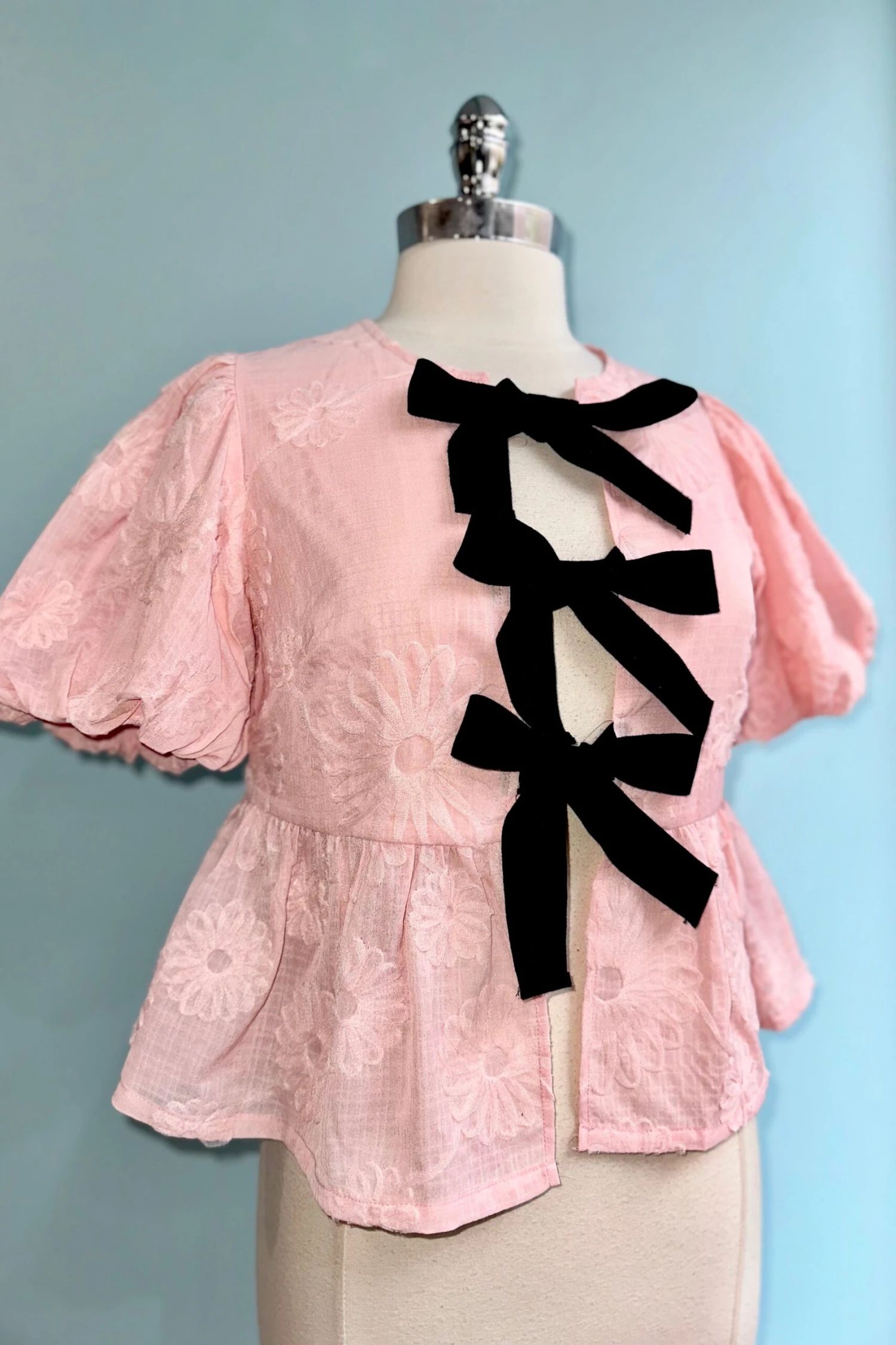 Bow Tie Floral Puff Sleeve Top in Pink Bow Tie Floral Puff Sleeve Top In Pink -MODERN MILLIE Shop 5316421D DD93 4377 9934 5151313D47F0 scaled