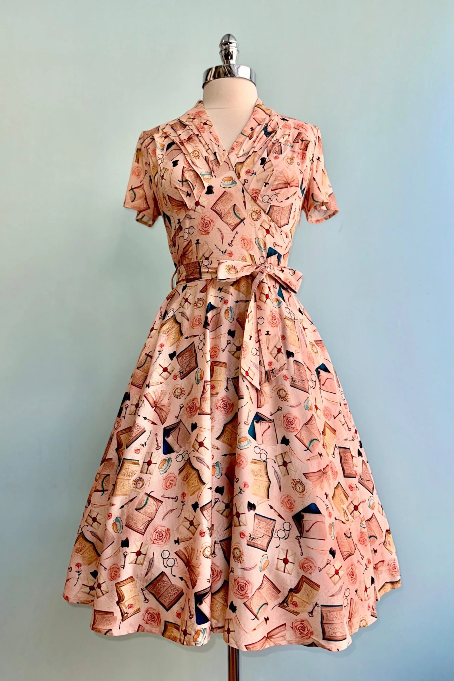 Vintage Books Short Sleeve Rose Dress in Pink by Miss Lulo Vintage Books Short Sleeve Rose Dress In Pink By Miss Lulo -MODERN MILLIE Shop 54094EA0 75F0 4344 8AA3 80392BF489DD scaled