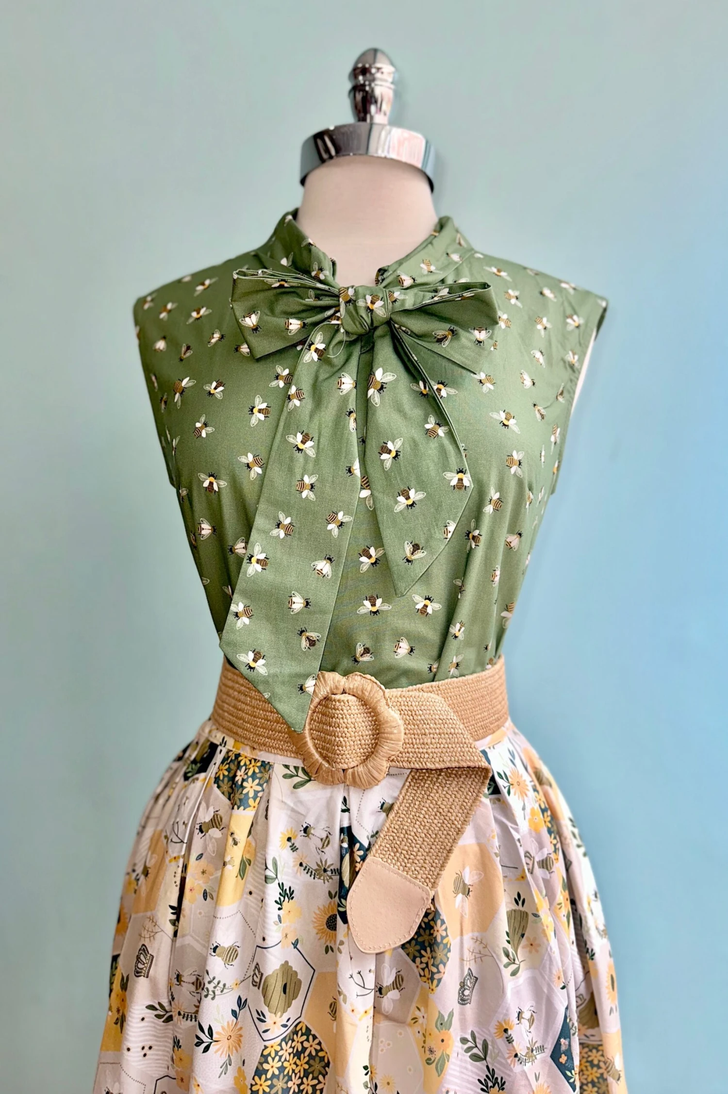 Green Bee Bow Top by Retrolicious Green Bee Bow Top By Retrolicious -MODERN MILLIE Shop 596CF03A 7124 4C20 8B04 9F1170C88C7E scaled