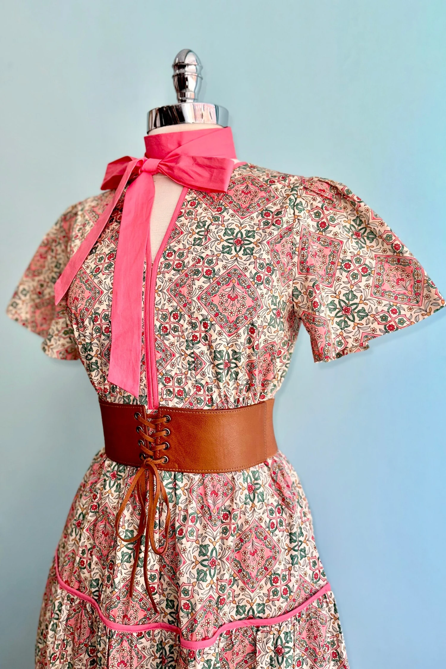 Contrast Hem Short Sleeve Midi Dress in Coral Contrast Hem Short Sleeve Midi Dress In Coral -MODERN MILLIE Shop 67AF4141 2BE5 4371 9392 A1A67D79F962 scaled