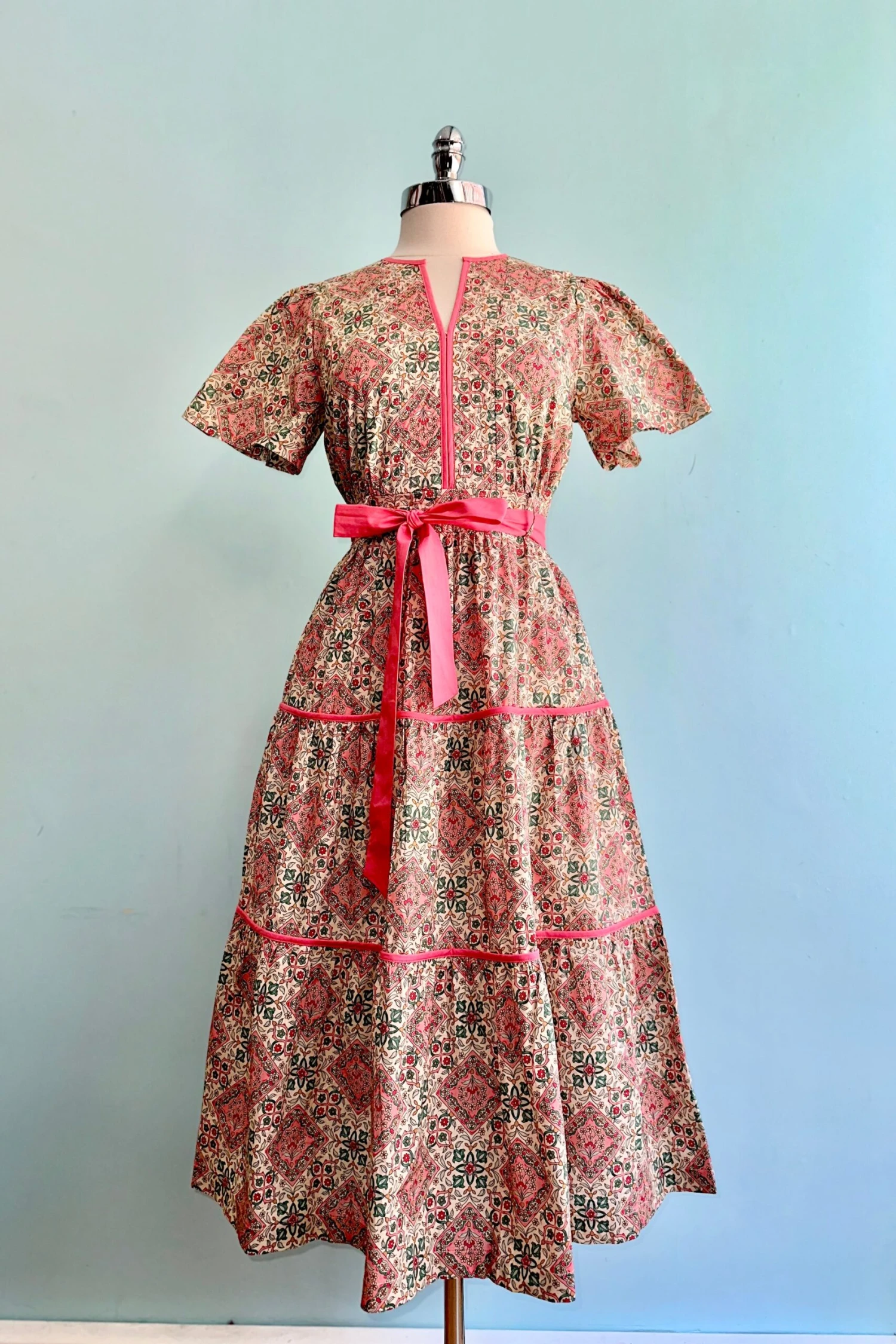 Contrast Hem Short Sleeve Midi Dress in Coral Contrast Hem Short Sleeve Midi Dress In Coral -MODERN MILLIE Shop 6B72BDB6 61EC 484D 9CAA D248BD843B96 scaled