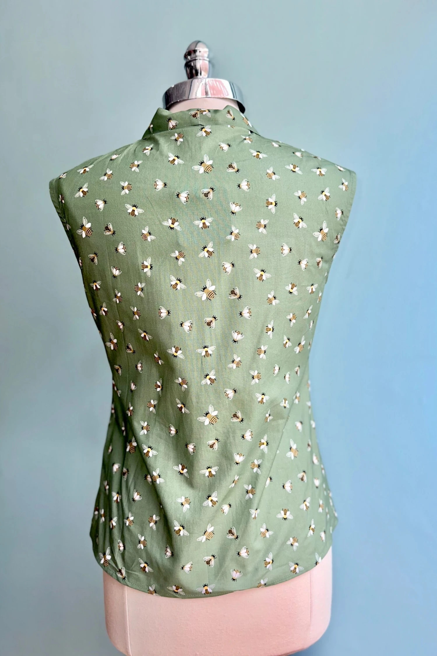 Green Bee Bow Top by Retrolicious Green Bee Bow Top By Retrolicious -MODERN MILLIE Shop 6D4E827E A792 4721 AE94 48541056FF66 scaled