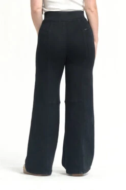 Petite 29" Pull On Tummy Control Wide Leg Jeans In Black By 1822 Denim 12 Petite 29" Pull On Tummy Control Wide Leg Jeans In Black By 1822 Denim -MODERN MILLIE Shop 6c7643d67748bb81d4337a8243179bec6a1f9dbca0f3a57afb2ffb36ad146ed9