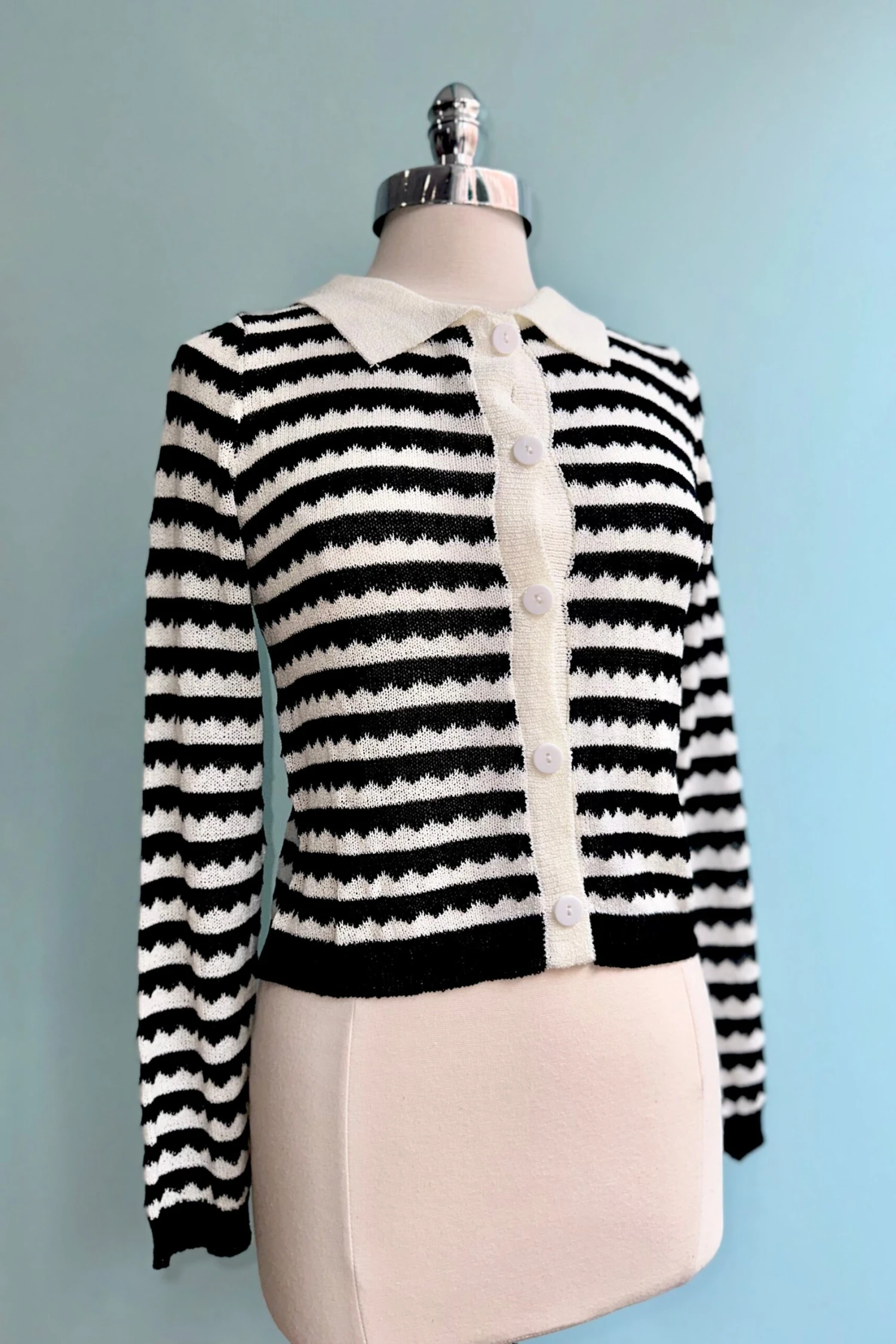 Black and White Cropped Collared Cardigan by Compania Fantastica Black And White Cropped Collared Cardigan By Compania Fantastica -MODERN MILLIE Shop 788515DA 31D7 411D 891F 1DF7D87B9E56 scaled