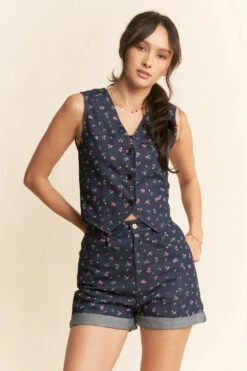 Denim And Floral V-Neck Vest -MODERN MILLIE Shop 85f361d5ae088378949a88ff7fd77ec4effd1055a45e16d8113ab0fac0a3fa49