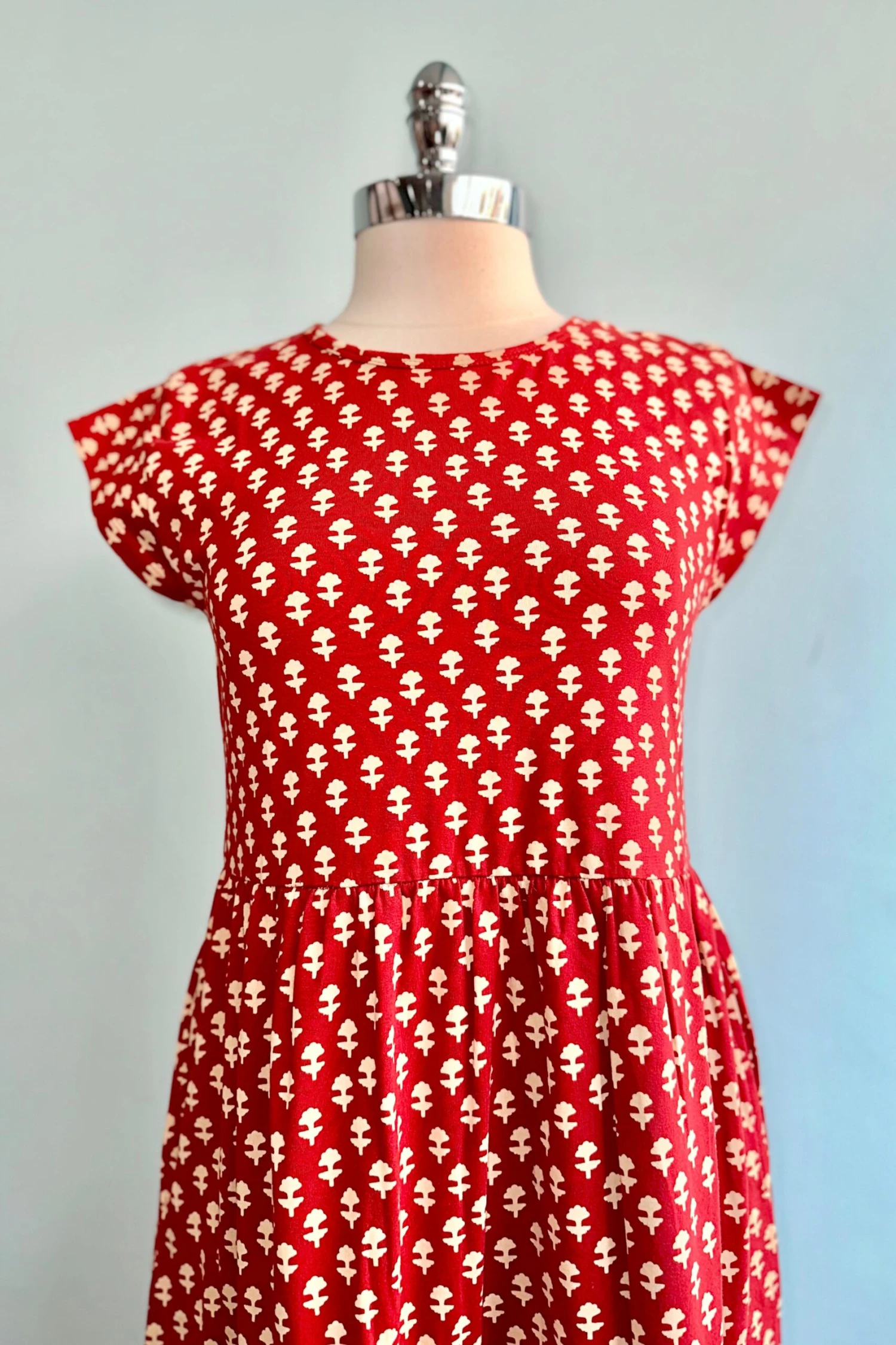 Red Micro Floral Tiered Jersey Dress by Mata Traders Red Micro Floral Tiered Jersey Dress By Mata Traders -MODERN MILLIE Shop C9B246F6 10D4 4264 B753 FC6EFCDEF128 scaled