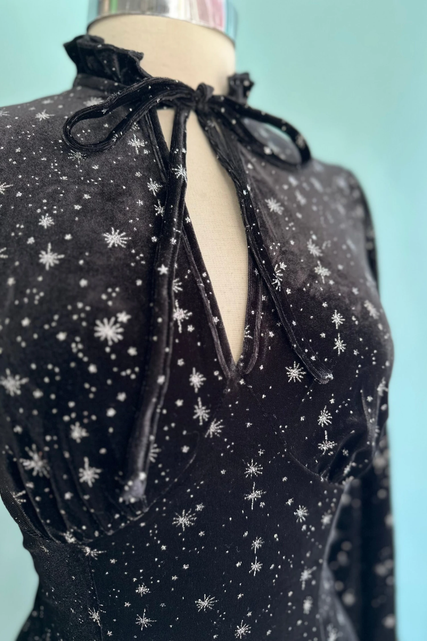 Vela Velvet Mini Dress by Hell Bunny Vela Velvet Mini Dress By Hell Bunny -MODERN MILLIE Shop DFECE277 FD13 4879 9518 08FBB8E2EC5B scaled