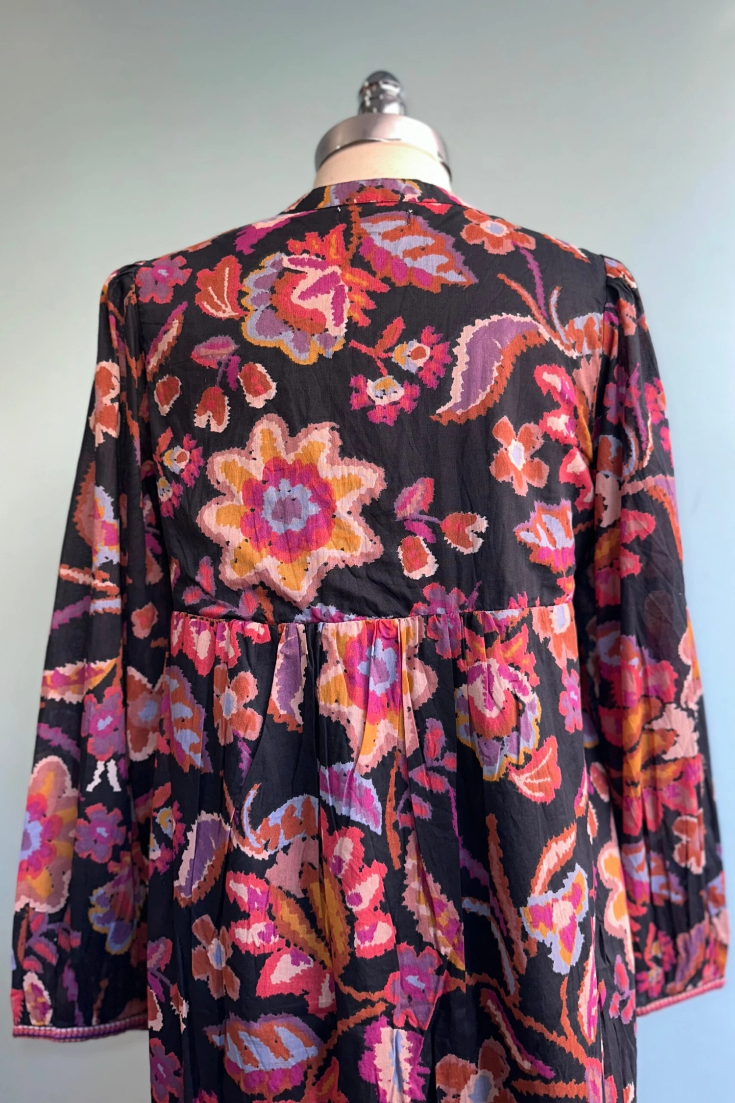 Navy Floral Midi Dress by Molly Bracken Navy Floral Midi Dress By Molly Bracken -MODERN MILLIE Shop E4212EE2 F0B7 4D15 BCA3 B89013F92657 scaled