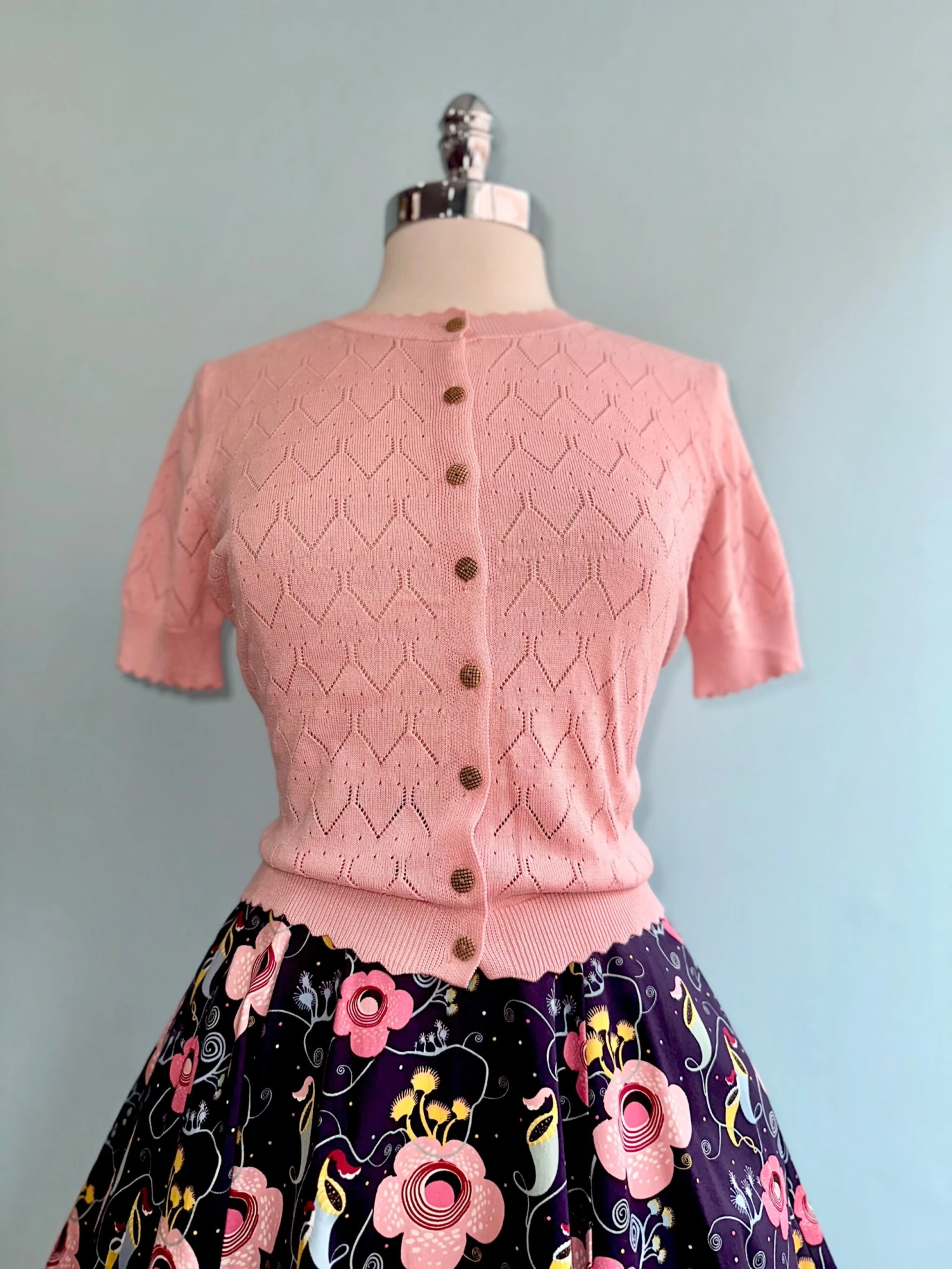 Scalloped Short Sleeve Cardigan in Pink by Banned Scalloped Short Sleeve Cardigan In Pink By Banned -MODERN MILLIE Shop ED2B8A62 38E2 4E1F 90E3 F8F76C3D2FE1 scaled