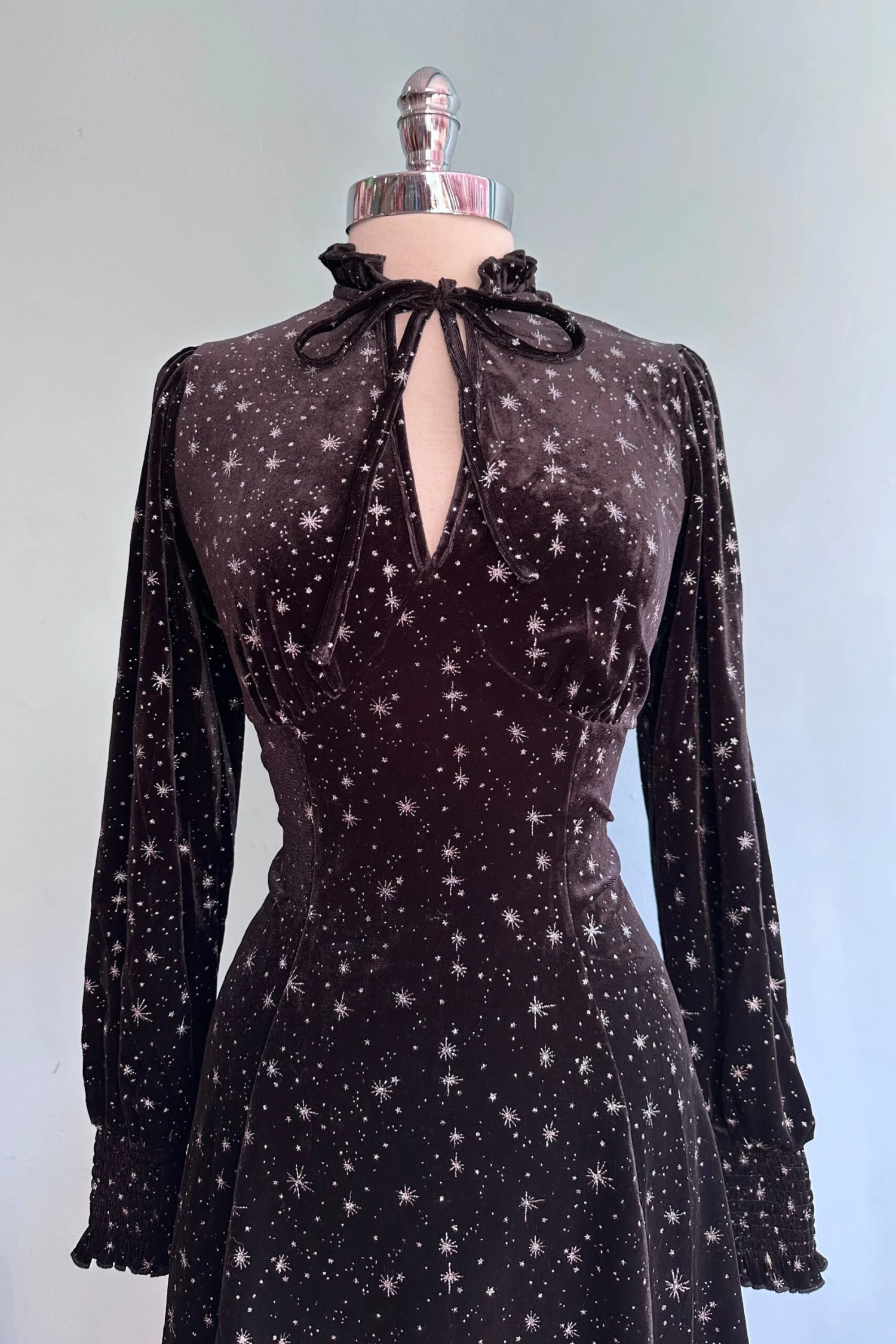 Vela Velvet Mini Dress by Hell Bunny Vela Velvet Mini Dress By Hell Bunny -MODERN MILLIE Shop EFE566EF 3B3B 4809 8EC8 C58597698734 scaled