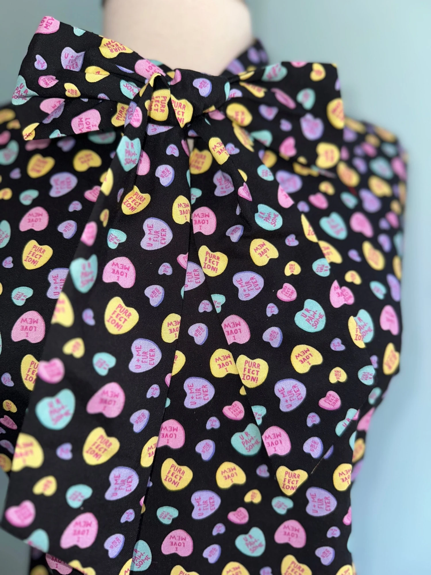 Kitty Conversation Hearts Bow Top by Retrolicious Kitty Conversation Hearts Bow Top By Retrolicious -MODERN MILLIE Shop FA9A66D2 B84B 4AA6 B627 F448E65BB613 scaled