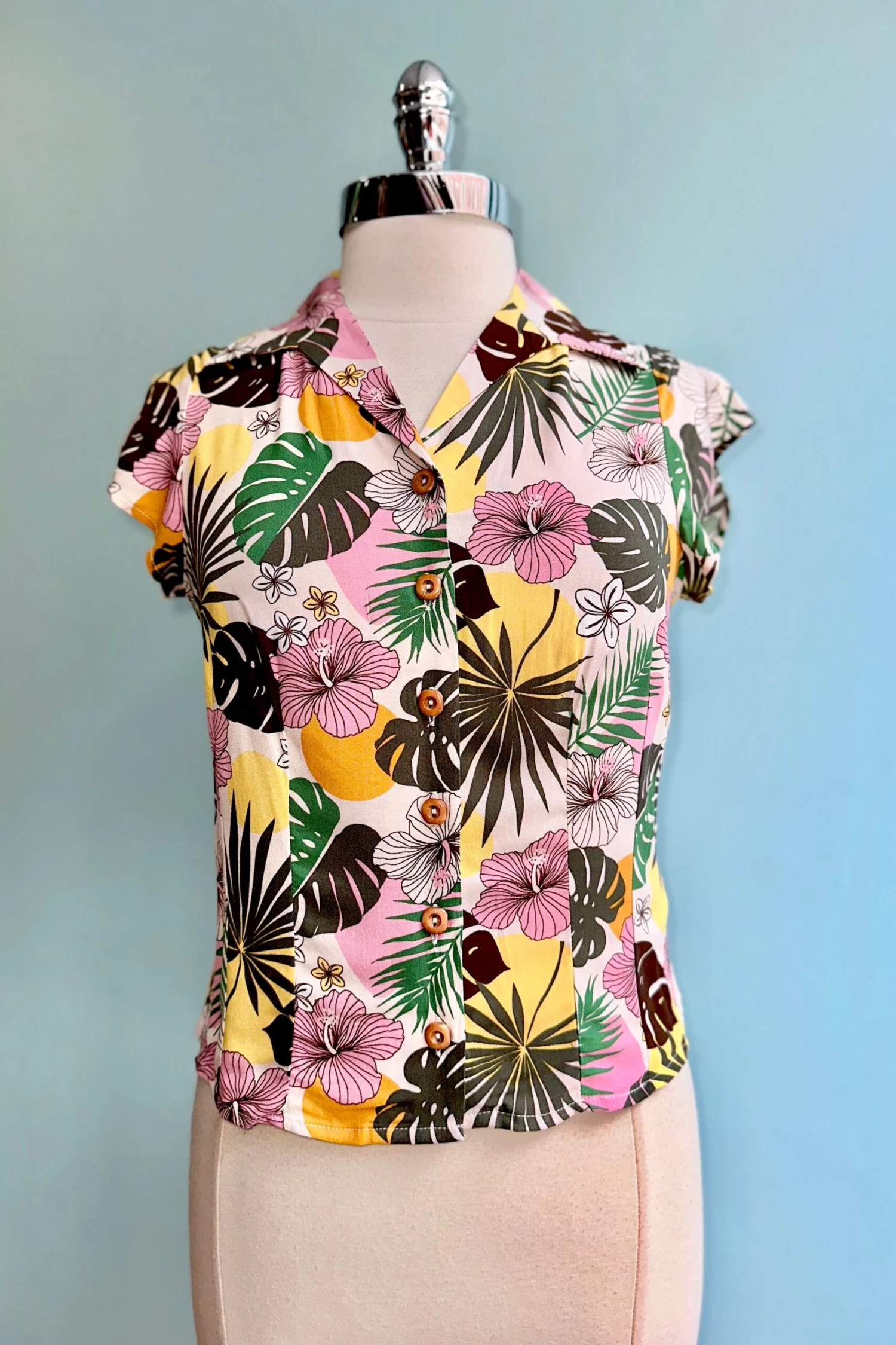 Benita Tropical Print Button Down Top by Hell Bunny Benita Tropical Print Button Down Top By Hell Bunny -MODERN MILLIE Shop FBDAF733 2A7D 4F2A A709 F4D386835861 scaled