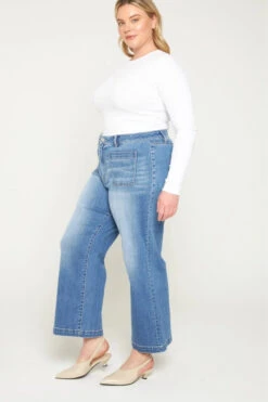 Patch Pocket Cropped Wide Leg Jeans By Mica Denim -MODERN MILLIE Shop deca3dcae59e2a573d27ba805aa303de7f615742ebea7fc1bf43684495fa39aa